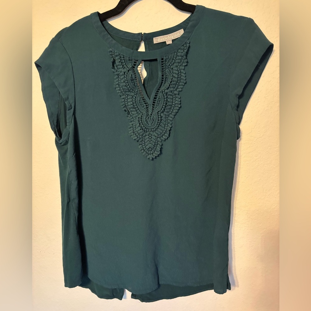 Stitch Fix Daniel Rainn Forest Green Crochet Keyhole Cap Sleeve Top L